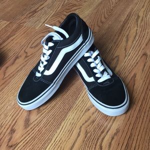Black and White Vans “Old Skool” Size 7.5